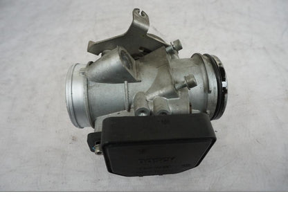 Framsidan på Spjällhus från en BMW R 850 R -2004 motorcykel.