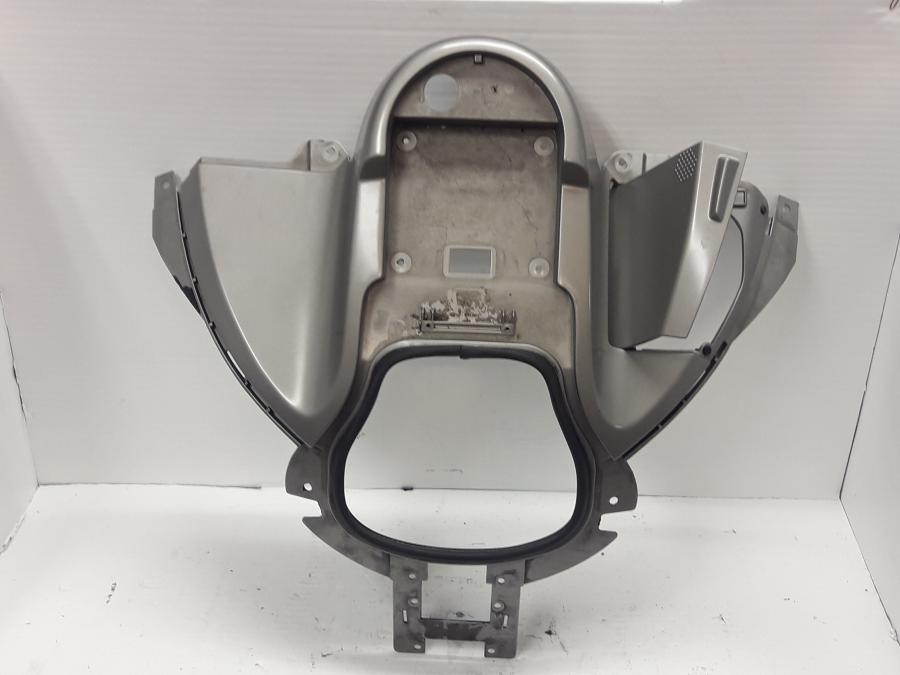 Framsidan på Bensintankskåpa från en BMW K 1200 LT -2006 motorcykel.