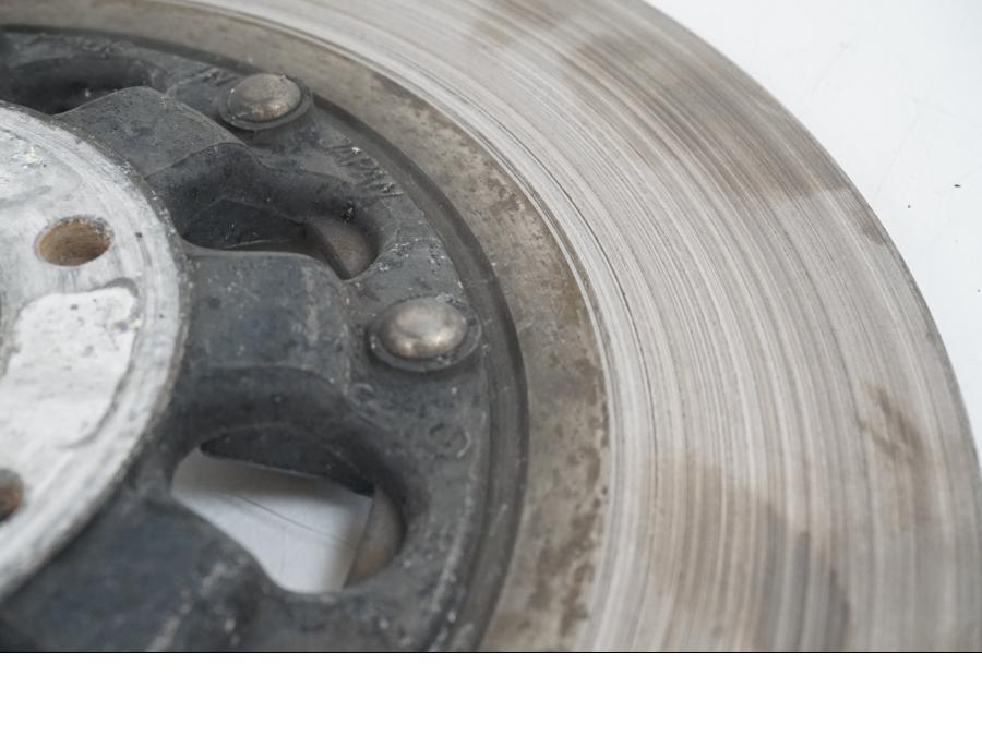 Snett uppifrån på Bromsskiva från en Suzuki GS 1000 -1978 motorcykel.