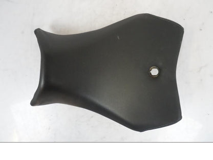 Snett nerifrån på Sadel från en Yamaha YZF-R 125 -2008 motorcykel.