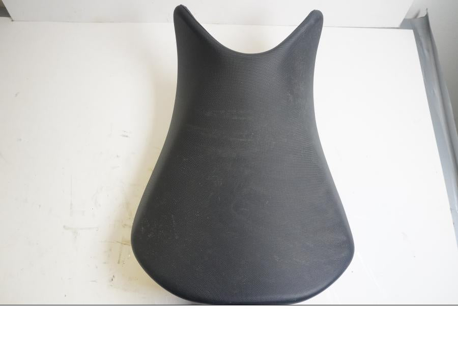 Framsidan på Sadel från en Suzuki GSX-S 1000 -2015 motorcykel.