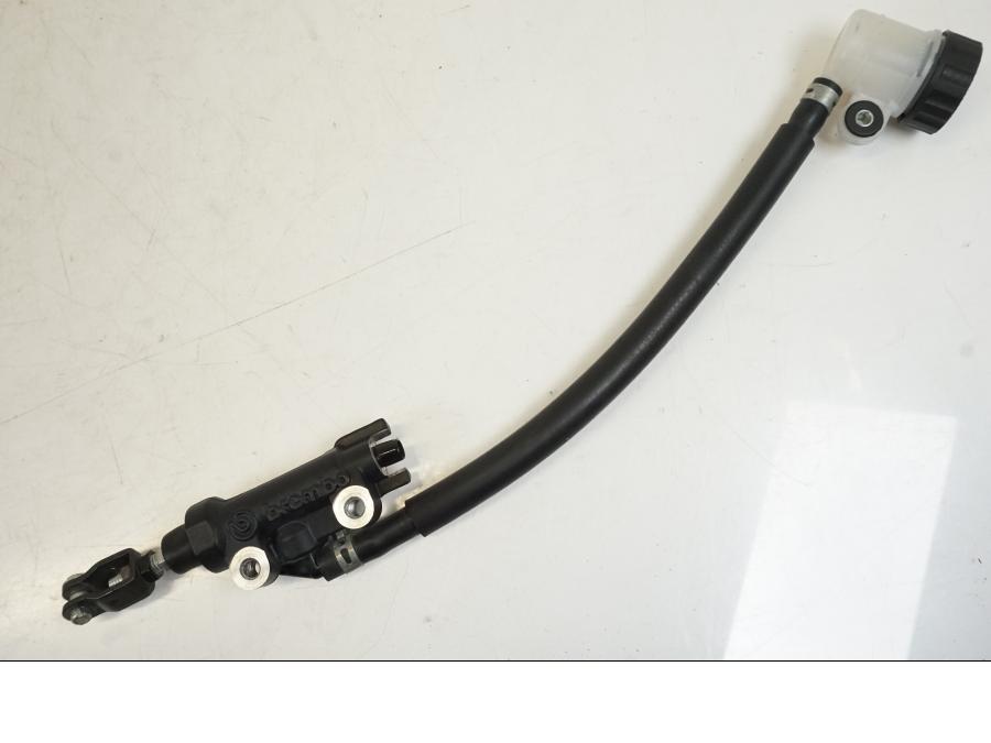 Baksidan på Bromshuvudcylinder från en Yamaha YZF R7 -2022 motorcykel.