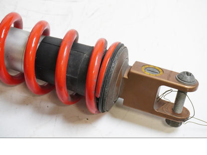 Baksidan på Stötdämpare från en BMW S 1000 RR -2010 motorcykel.