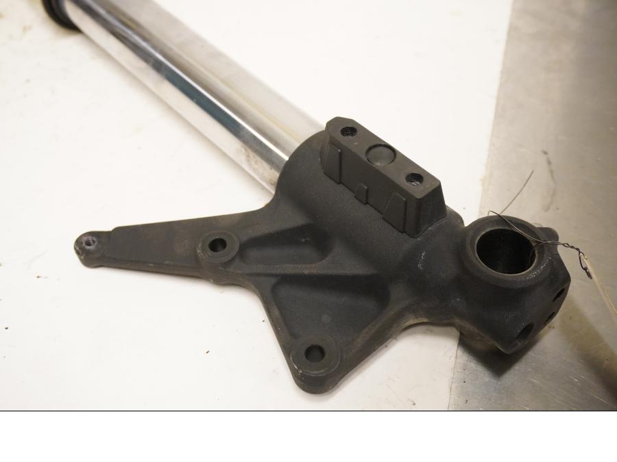 Snett uppifrån på Gaffelben från en Triumph Tiger 800 -2011 motorcykel.