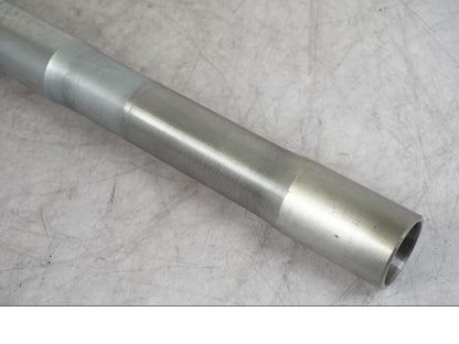 Snett nerifrån på Gaffelben från en Universal Suzuki RE5 -1980 motorcykel.