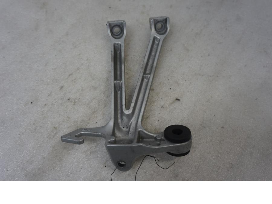 Baksidan på Fotpinnefäste från en Suzuki GSX-R 1000 -2003 motorcykel.