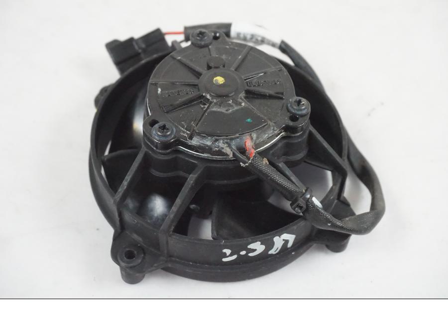 Snett nerifrån på Vattenkylfläkt från en KTM 390 Adventure -2021 motorcykel.