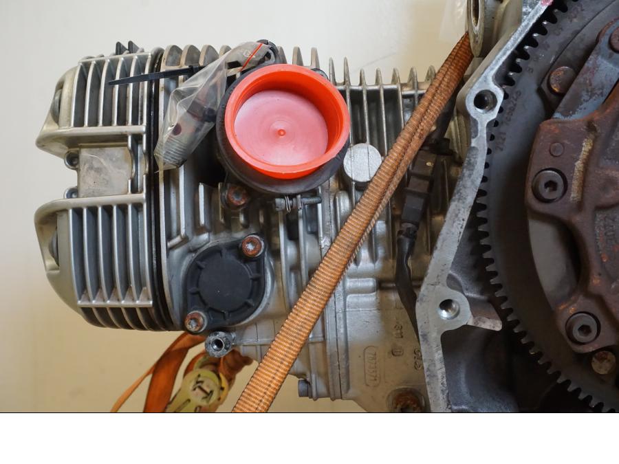 Baksidan på Motor från en BMW R 850 R -2004 motorcykel.