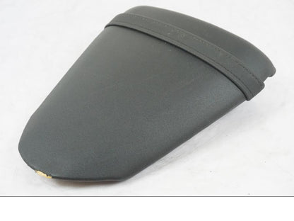 Höger sida på Sadel från en Kawasaki ZX-6R -2011 motorcykel.