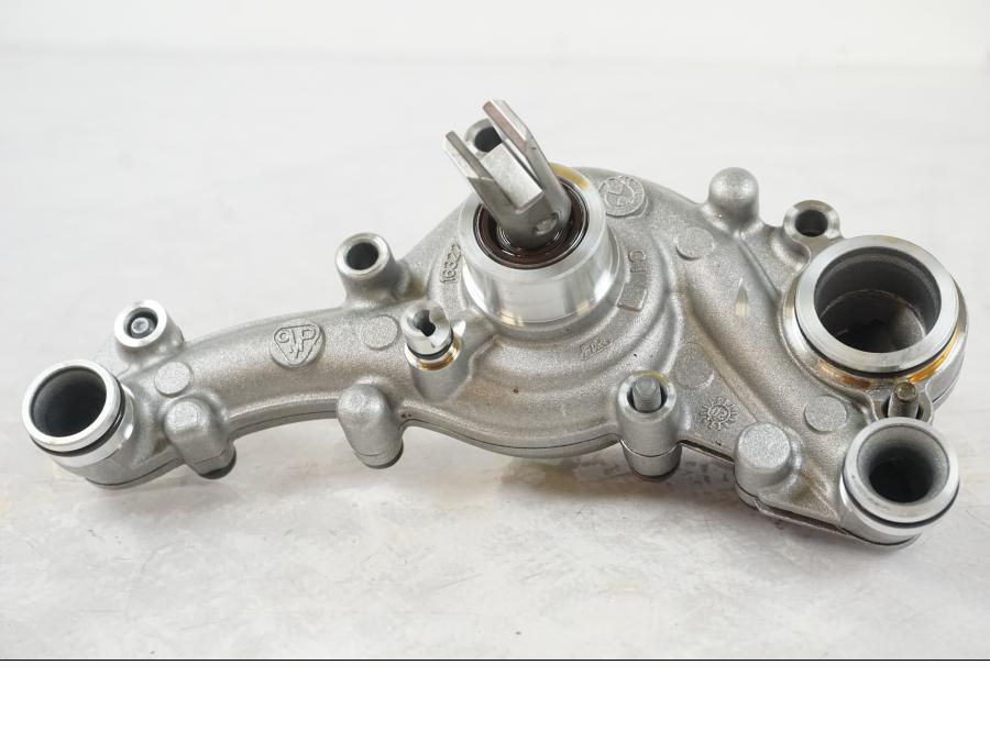 Vänster sida på Vattenpump från en BMW R 1250 GS -2021 motorcykel.