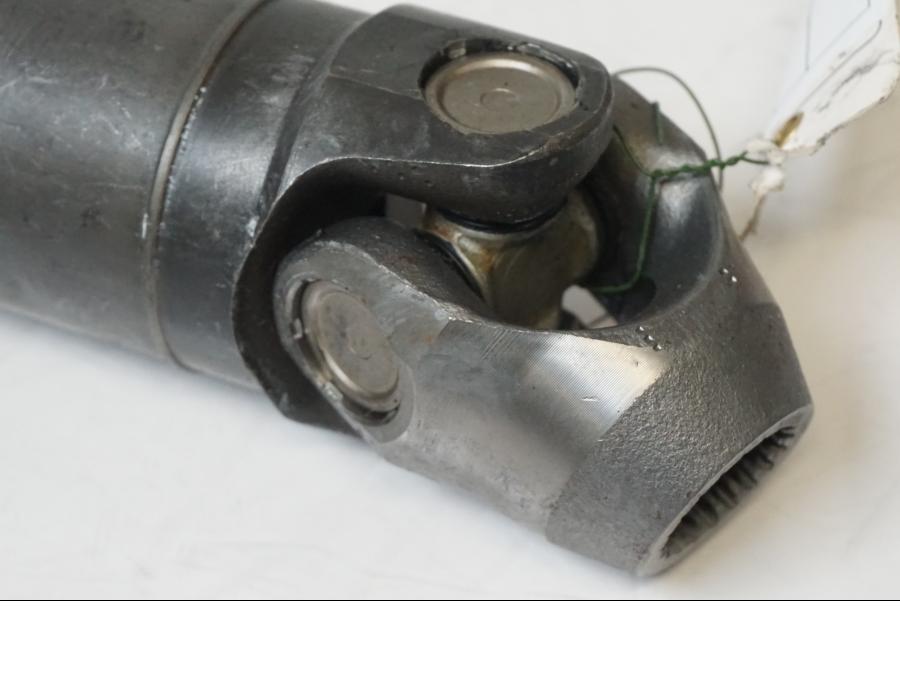 Baksidan på <p>Kardanaxel från BMW R 1200 C 2002.</p>

<p>Bakre knut hackar lite.</p> motorcykel.