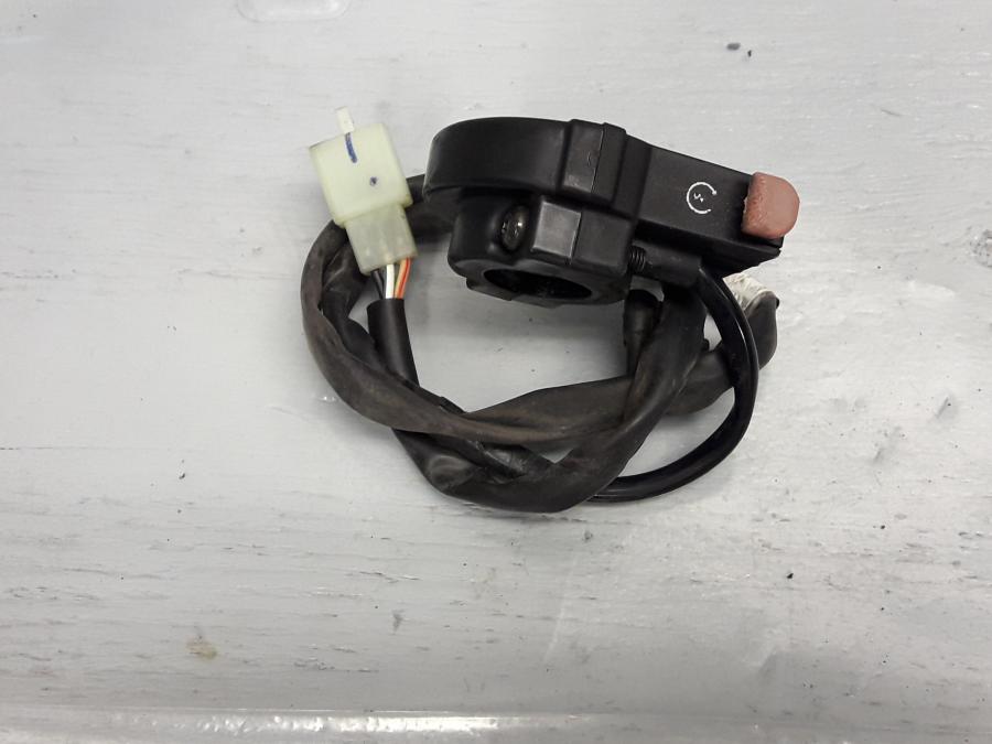 Framsidan på Styrelreglage från en Honda CBR 125 R -2005 motorcykel.