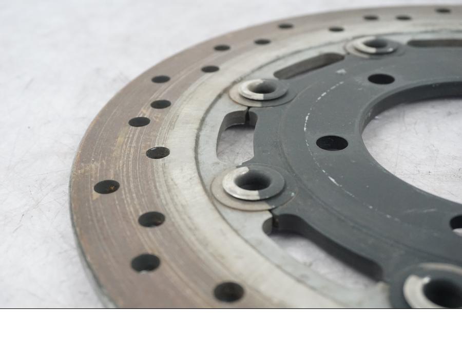 Baksidan på Bromsskiva från en Suzuki M 1800 -2009 motorcykel.