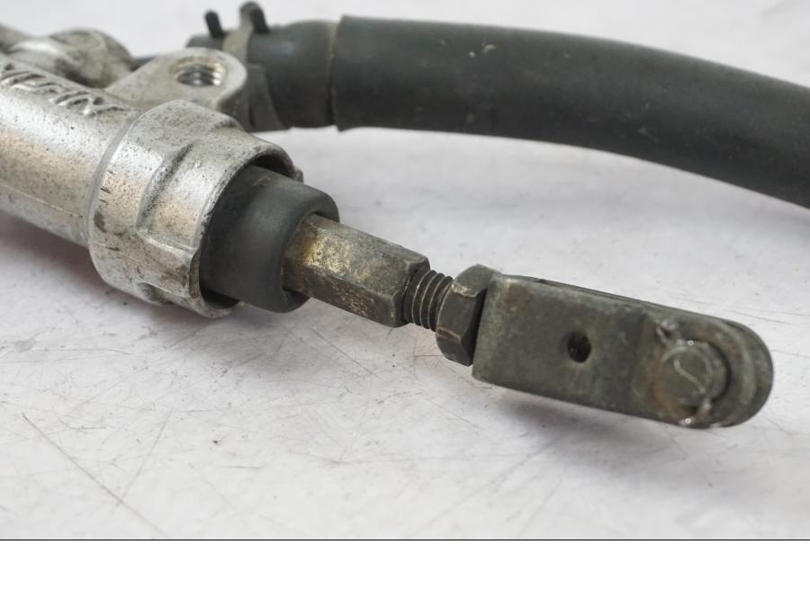 Höger sida på Bromshuvudcylinder från en Yamaha XVS 1100 -2000 motorcykel.