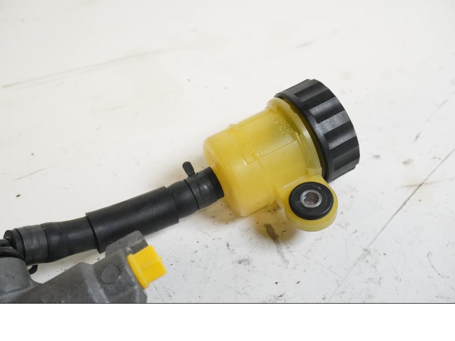 Baksidan på Bromshuvudcylinder från en Yamaha YZF R6 -2011 motorcykel.