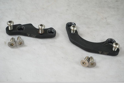 Framsidan på Fotpinnefäste inre från en BMW R 1200 R -2007 motorcykel.