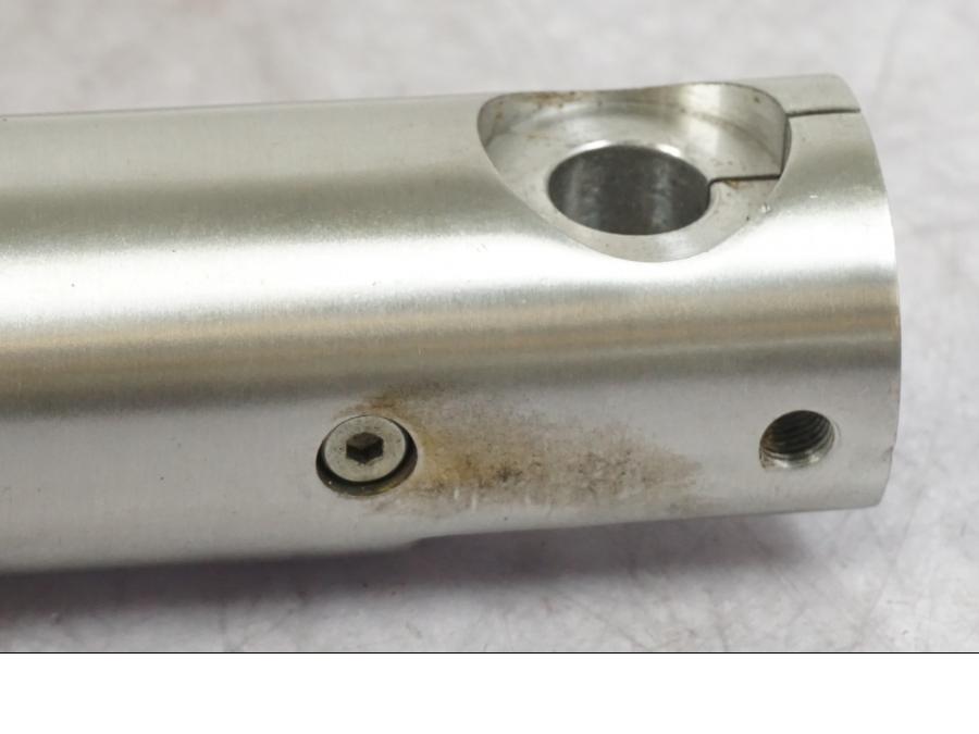 Snett nerifrån på Gaffelben från en Kawasaki VN 1500 -1987 motorcykel.