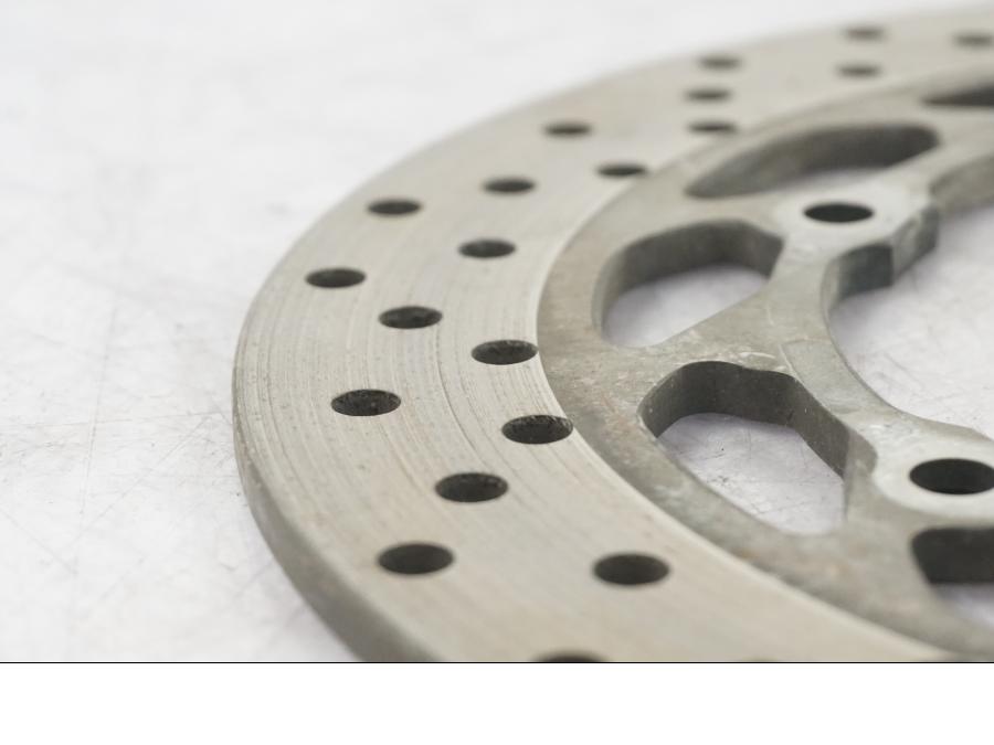 Baksidan på Bromsskiva från en Yamaha MT-01 -2005 motorcykel.