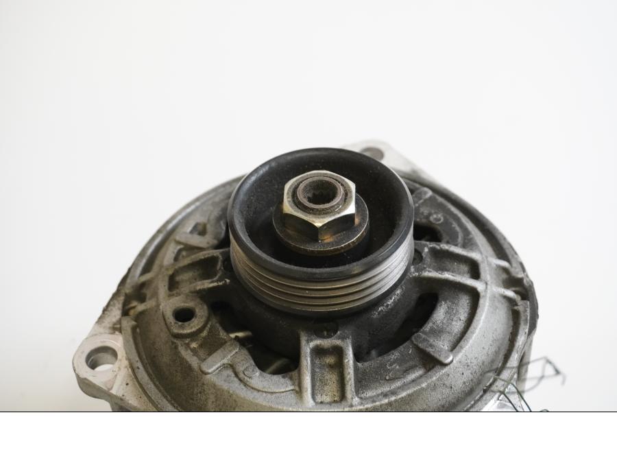 Baksidan på Generator från en BMW R 1100 S -1999 motorcykel.