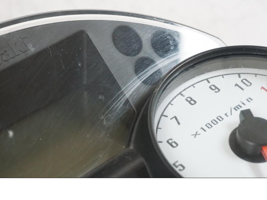 Baksidan på Instrumentpanel från en Kawasaki ZZ-R 1400 -2009 motorcykel.