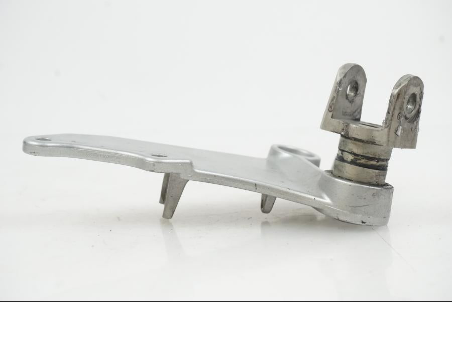 Vänster sida på Fotpinnefäste från en Suzuki GSX-R 750 -2009 motorcykel.