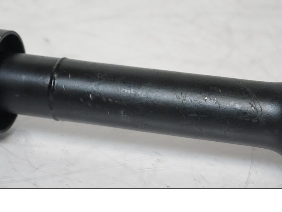 Extrabild1 på <p>Kardanaxel från BMW K 1300 GT 2009.</p>

<p>Med båda knutar. Repor och slitage av lack se bilder.</p> motorcykel.