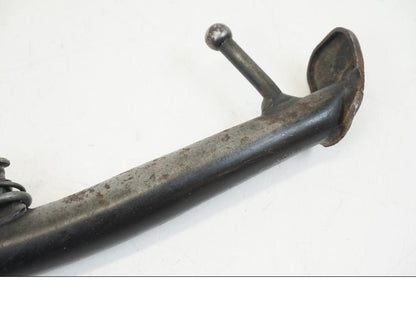 Snett nerifrån på Sidostöd från en Honda CB 750 -2002 motorcykel.