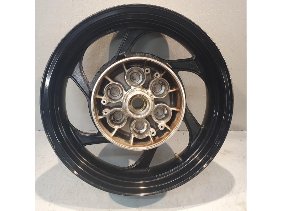 Baksidan på Fälg från en Suzuki VZ 800 -2010 motorcykel.