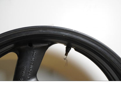 Extrabild6 på Fälg från en Yamaha YZF 1000 R -2001 motorcykel.