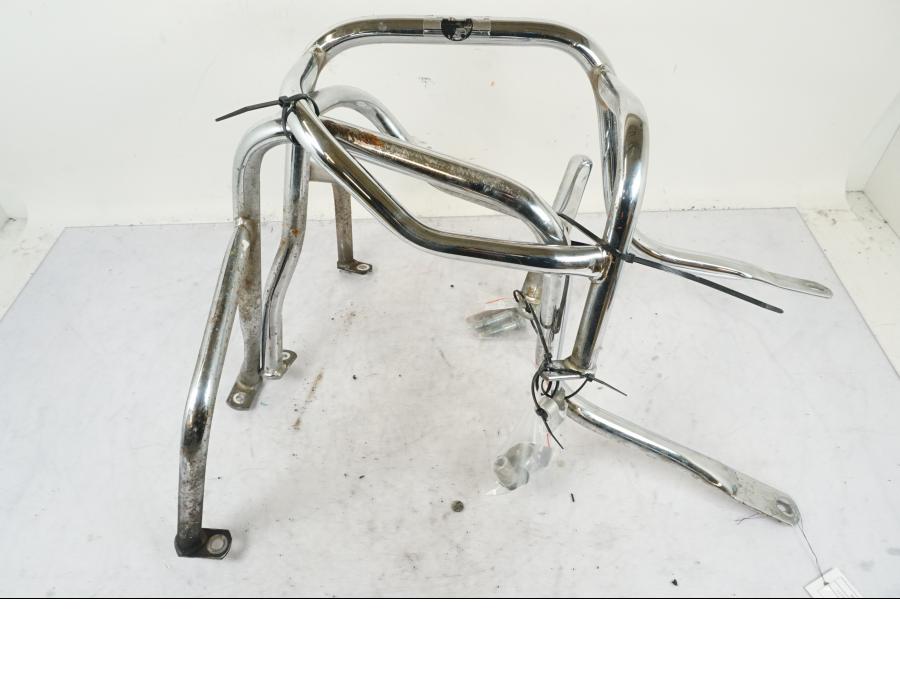 Framsidan på Motorskyddsbåge från en BMW R 850 R -2004 motorcykel.