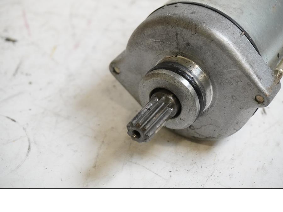 Baksidan på Startmotor från en Honda CB 600 Hornet -1999 motorcykel.