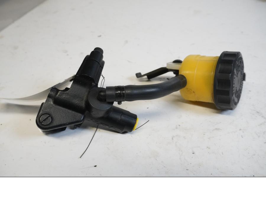 Framsidan på Bromshuvudcylinder från en Kawasaki ZX-9R -1999 motorcykel.