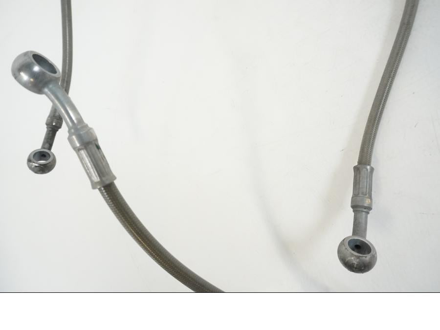 Snett nerifrån på Bromsledning från en BMW S 1000 R -2019 motorcykel.