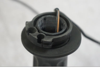 Snett uppifrån på Värmehandtag från en Triumph Tiger -2009 motorcykel.