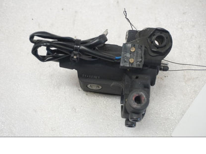 Snett uppifrån på Kopplingshuvudcylinder från en Ducati Monster 796 -2013 motorcykel.