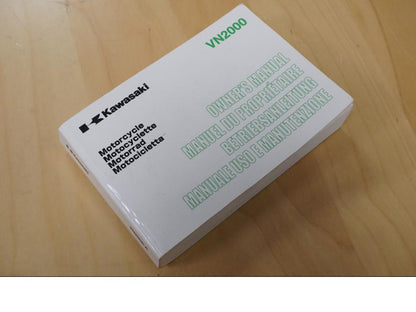 Framsidan på Instruktionsbok från en Kawasaki VN 2000 -2004 motorcykel.