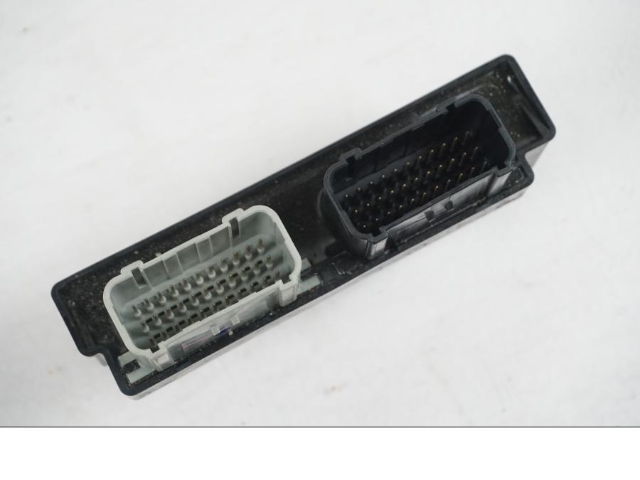 Snett uppifrån på <p>Låssats från Honda VT 750 C2 2008.</p>

<p>Tändningslås, antenn, styrlås, tanklock, hjälmlås, 2st nycklar och CDI.</p> motorcykel.