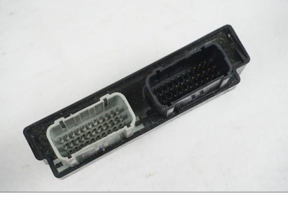 Snett uppifrån på <p>Låssats från Honda VT 750 C2 2008.</p>

<p>Tändningslås, antenn, styrlås, tanklock, hjälmlås, 2st nycklar och CDI.</p> motorcykel.