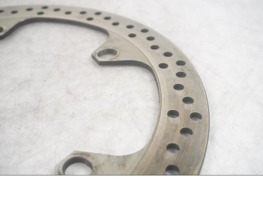 Baksidan på Bromsskiva från en BMW K 1200 LT -2004 motorcykel.