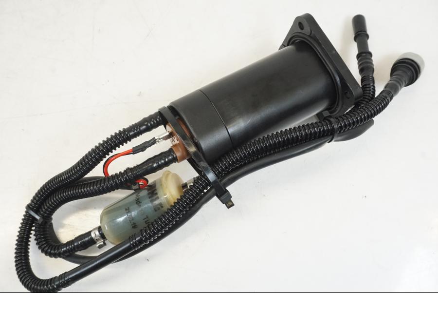 Snett uppifrån på Bensinpump insprut från en Husqvarna 701 Supermoto -2020 motorcykel.