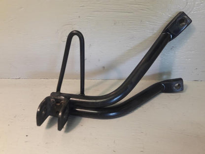 Framsidan på Fotpinnefäste från en Yamaha WR 125 -2010 motorcykel.