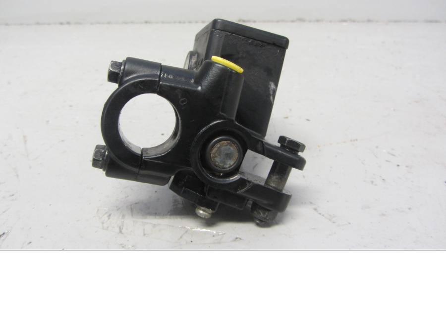 Baksidan på Bromshuvudcylinder från en Suzuki LTA 750 XP E -2009 motorcykel.