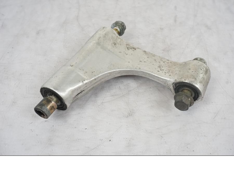 Framsidan på Länkarm från en Honda VTR 1000 F -1997 motorcykel.