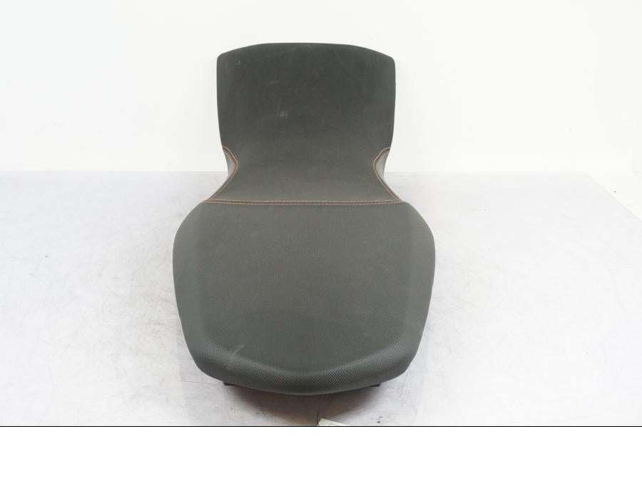 Höger sida på Sadel från en KTM 1290 Super Adventure R -2018 motorcykel.