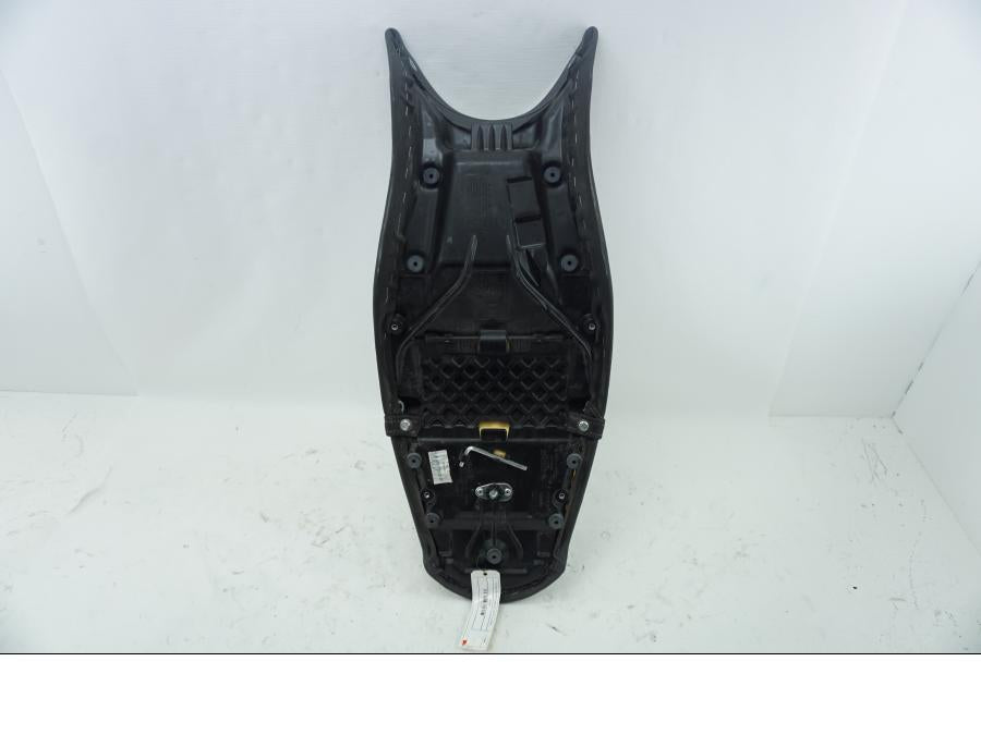 Snett uppifrån på Sadel från en Triumph Street Triple R -2009 motorcykel.