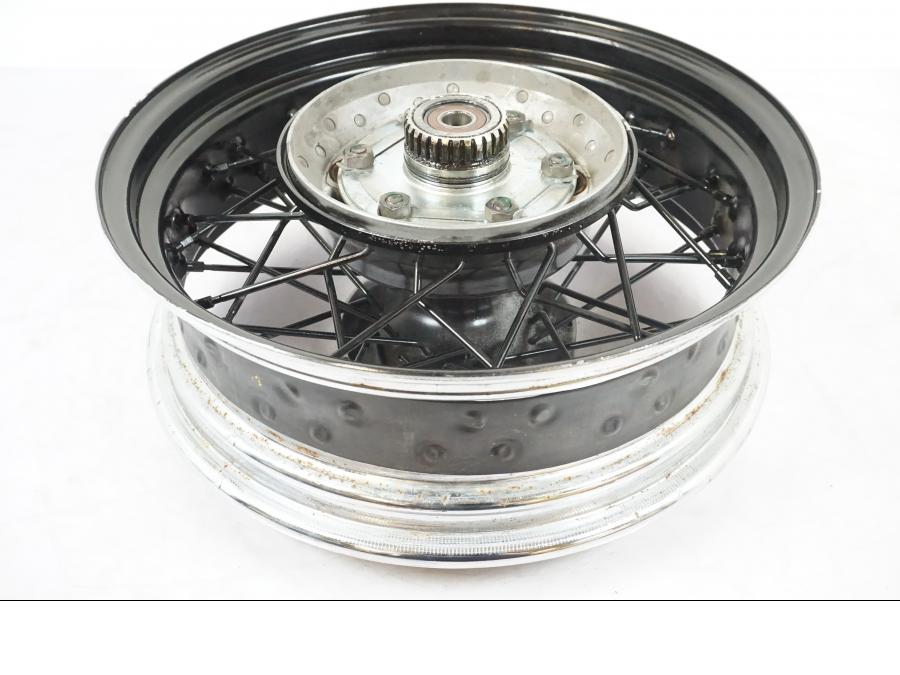 Snett uppifrån på Fälg från en Yamaha XVS 1100 -2004 motorcykel.