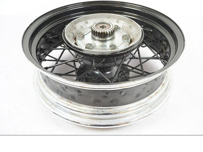 Snett uppifrån på Fälg från en Yamaha XVS 1100 -2004 motorcykel.