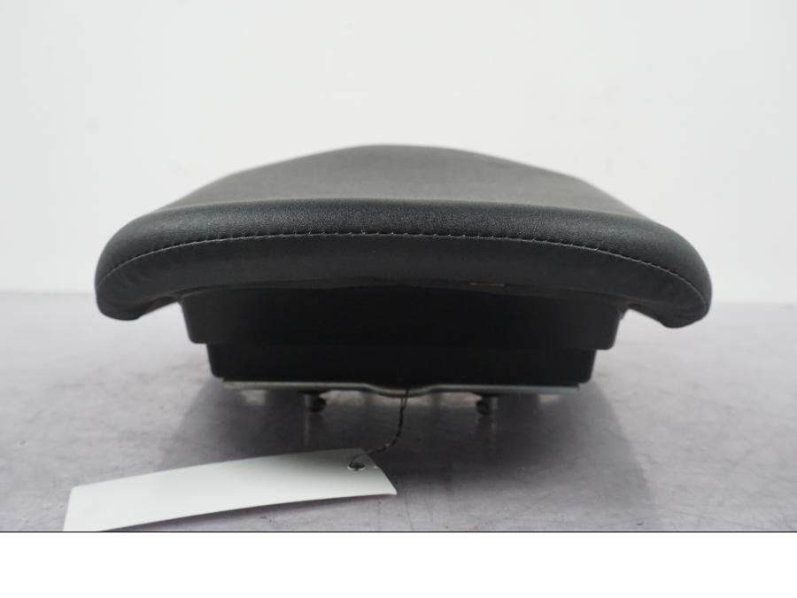 Vänster sida på Sadel från en Suzuki GSF 1250 -2010 motorcykel.