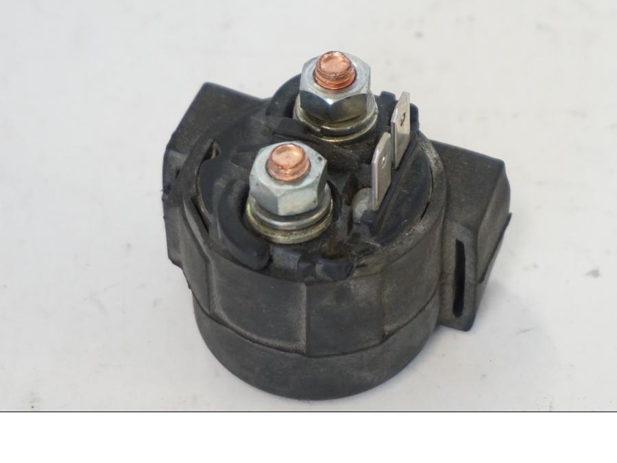 Framsidan på Startrelä från en Kawasaki ZR-7 -2001 motorcykel.