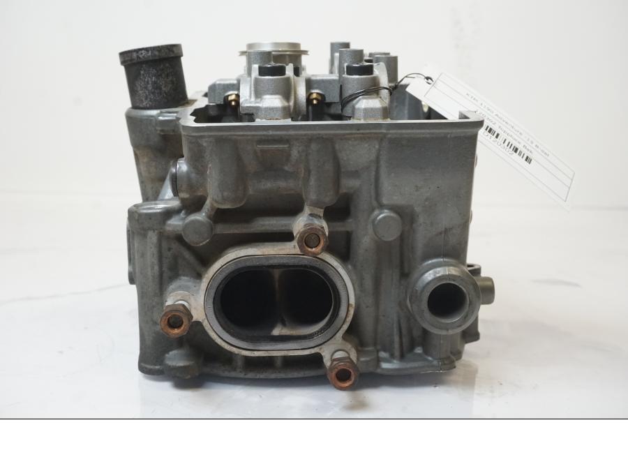 Vänster sida på Topplock från en KTM 1190 Adventure -2015 motorcykel.